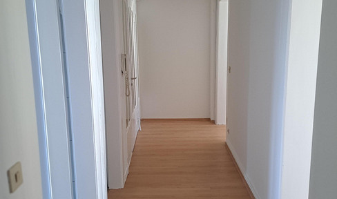 Helle 3 Zi-Whg, renoviert, Jugendstil Mietshaus, viergeschossig Sandstein