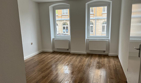 Rarity - Great 5 room old building apartment with EBK - Freshly renovated - 300m from the market square