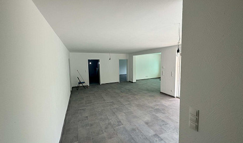 Ground floor apartment with 3 rooms, kitchen, and bathroom (approx. 130 m2).