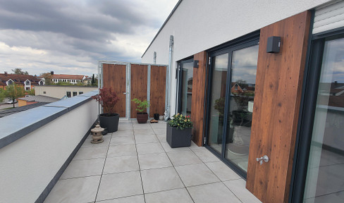 For sale: High-quality 3-room apartment with a large rooftop terrace, underground parking, and a kitchen, located in a central area.