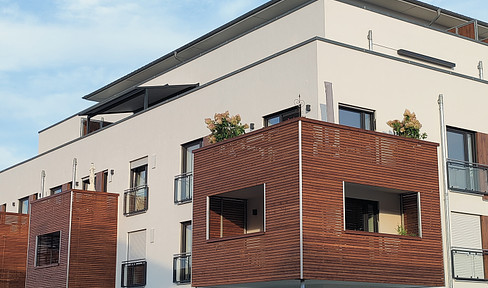 Hochwertige 3-Zi.-Etagenwohnung mit großer Dachterrasse in zentraler Lage