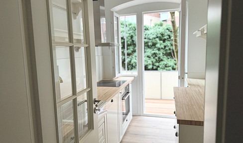 Light-flooded 3-room apartment in an old building with EBK & balcony overlooking greenery - renovated