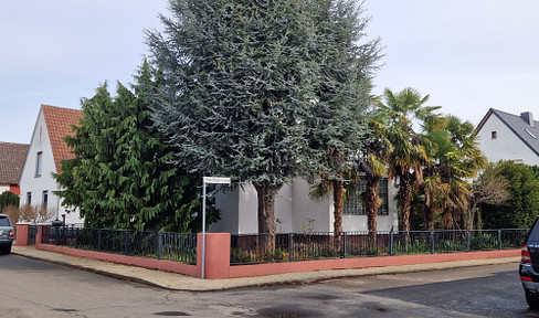 Schönes freistehendes Einfamilienhaus mit Garten und Garage