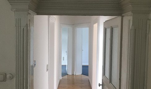 Helle, zentrale Altbauwohnung zw. Stadtpark u. Einkaufstraße, 2.OG