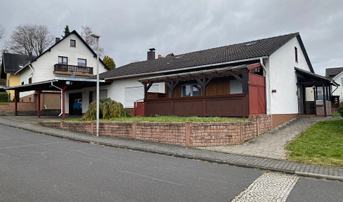 Bungalow with large garden and 2 garages