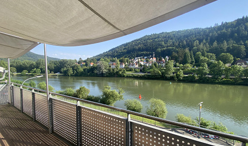 Freedom in a top floor apartment on 160 sqm, directly on the Neckar, south-facing balcony, parquet flooring, kitchen, 2 underground parking spaces.