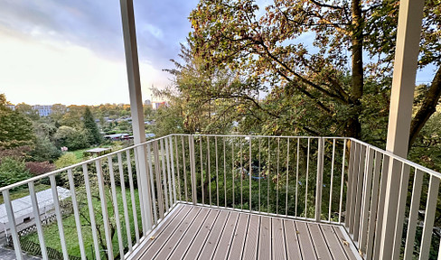 lichtdurchflutet und ruhig in frisch saniertem Altbau, 2 Balkone, Blick ins Grüne, TOP Infrastruktur