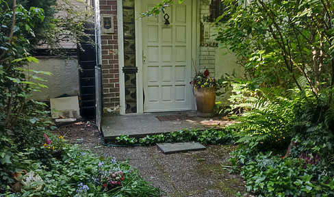 Bungalow in Frankfurt Niederursel, with an additional building plot, in a prime location, starting from €980,000.
