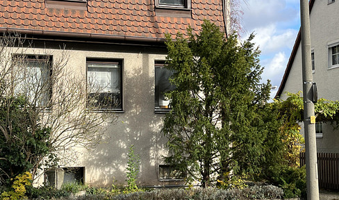 Charmantes Sanierungsprojekt i. Zirndorf! Doppelhaushälfte m. Garten u. Garage