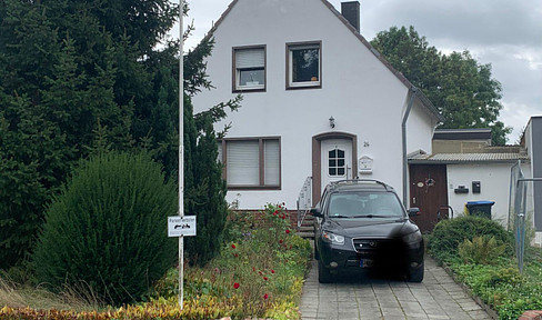 Freistehendes Wohnhaus mit Einliegerwohnung auf großem Grundstück in Grevenbroich-Kapellen