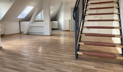 Loft-style apartment on two levels, an exceptional and light-filled gallery apartment.