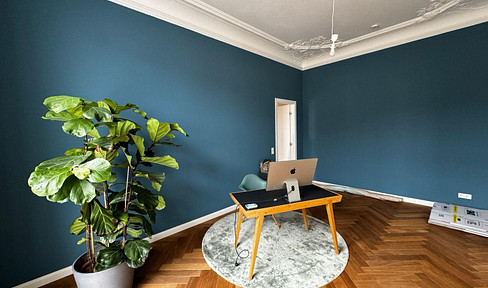 Core-renovated, bright and quiet 7-room apartment in old building plus 140 sqm warehouse, partly commercial possible.