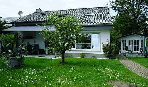 Living close to nature with a view of Hamburg: Modern terraced house in Schwarzenbek