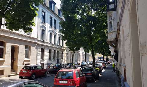 Charming 3.5-room apartment (90m²) in a historic building from the Gründerzeit era – ideal for hospital staff.
