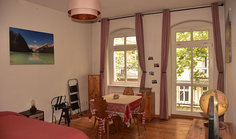 Quiet flooded HH-apartment with elevator + 2 balconies near Helmholtzplatz without brokerage commission.