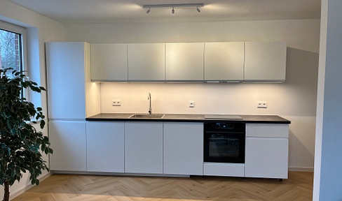 Refurbished & furnished 2-room apartment with balcony in a central location (U3 Uhlandstraße)