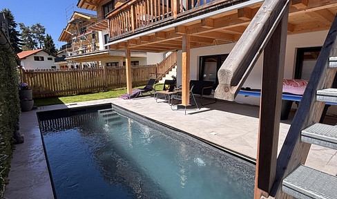Neuwertige Doppelhaushälfte in Feldkirchen-Westerham – Baujahr 2024, Bergblick & Pool