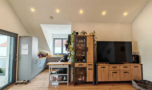 Attractive 3-room apartment including fitted kitchen, parking space, rooftop terrace, and cellar.