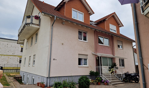 Dachgeschoßwohnung links 3 ZKB mit großem Balkon frei ab 01.10.2026 Blick in die Weinberge