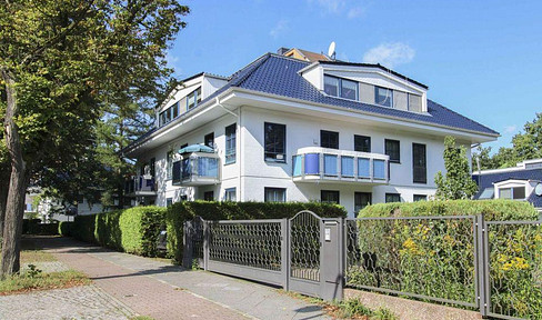 Bright, spacious 3-room apartment with a large rooftop terrace, parking space, and close proximity to the S-Bahn (suburban train).