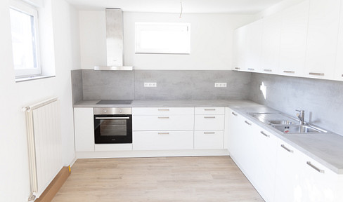 Sanierte 2.5-Zi-Wohnung mit Einbauküche, Terrasse, Garten + Gartenhütte in Waldstetten