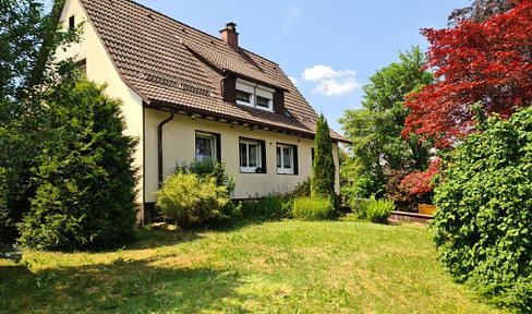 Charming detached house in top location with large garden