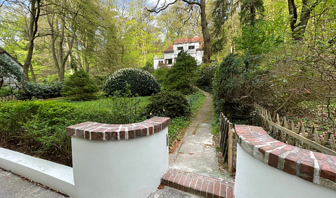 Historische Villa mit Potential, zauberhafte Waldlage in Blankenese, 250m zum Elbstrand