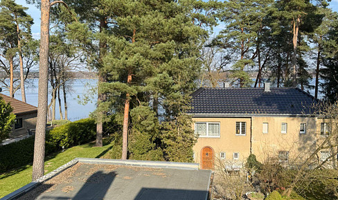 Beautiful attic apartment with a view of the lake.