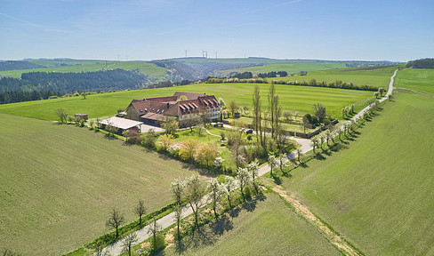 Exclusive dream in a green setting. 4-sided courtyard with a conference center.