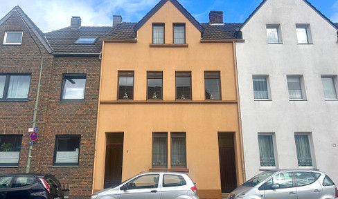 FREE OF PROVISION - Spacious detached house with garden and lots of potential in Neuss-Holzheim