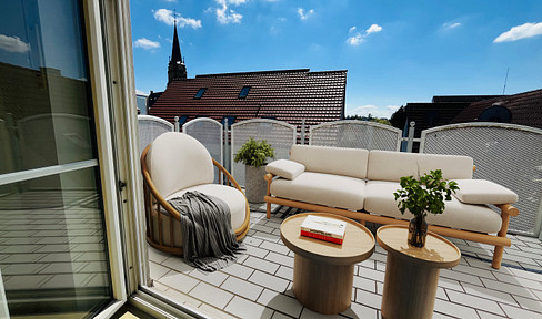 €1,100 all inclusive - Renovated 2.5-room apartment with fitted kitchen, balcony, cellar, and garage.