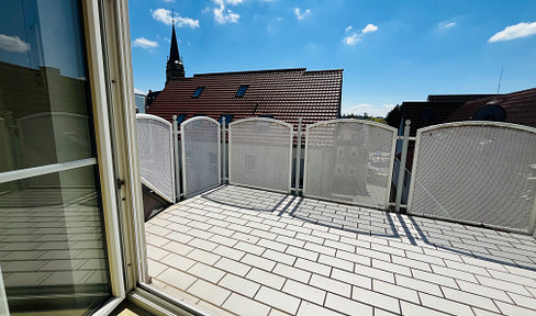 €995 all-inclusive - Renovated 2.5-room apartment with fitted kitchen, balcony, cellar, and garage.