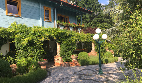 Am Waldrand gelegenes Einfamilienhaus mit ELW und parkähnlichem Garten