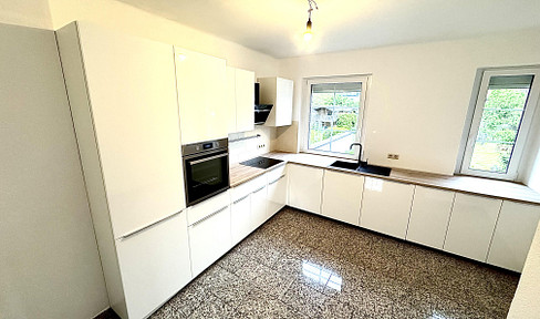 Beautiful, spacious 3.5-room apartment located in Lehrte, featuring a fitted kitchen and a garden.