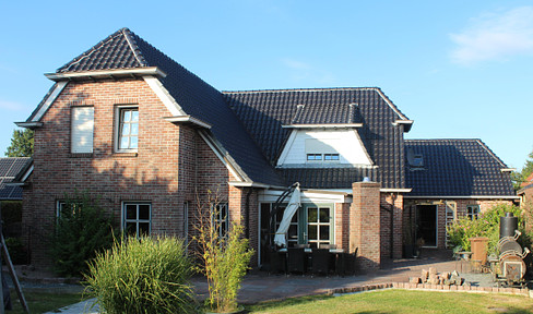 RESERVED Spacious detached house in a central location in Hooksiel. Free of commission.