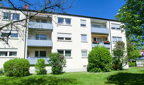 Charming apartment in a green setting – 3-room apartment in a central location with a private garage (suitable for shared living).