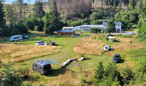 Campingplatz, Ferienhäuser, Betreiberwohnung (1.Wohnsitz). Absolute Alleinlage mitten im Wald.