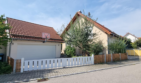 Light-flooded, freely planned semi-detached house with charm for tall people.