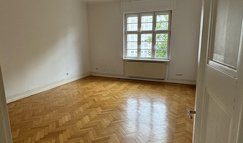 Great 4 room old building apartment in listed ensemble in Lu-Süd