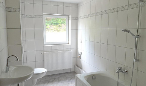 BRIGHT and FRIENDLY ! Beautiful 3R apartment + EBK in Grünhain-Beierfeld, approx. 69 m²