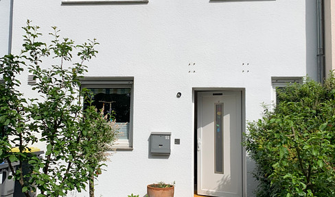 Spacious, bright terraced house in the south of Duisburg - private and commission-free