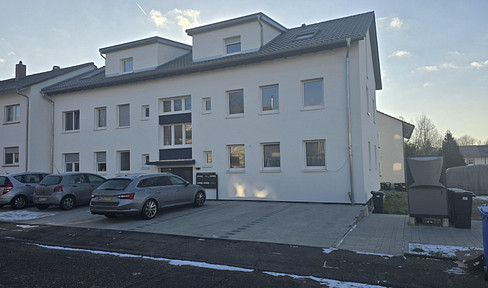 Refurbished 4-room apartment with balcony and cellar