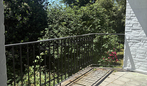 Well-maintained and cozy 2-room apartment with a new kitchen, located in a quiet area of Pinneberg-Quellental.