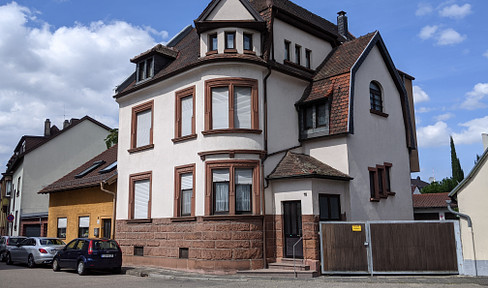 Two-family house (multi-generation house) in a central, quiet location with garages and garden