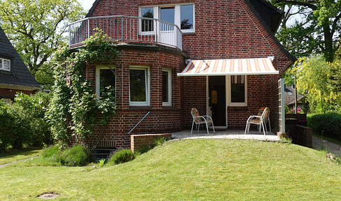Family-friendly red brick villa on a large plot in Wellingsbüttel