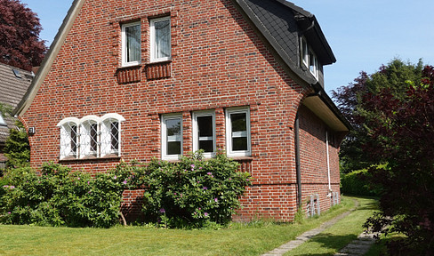 Family-friendly red brick villa on a large plot in Wellingsbüttel