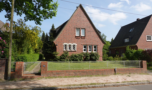 Family-friendly red brick villa on a large plot in Wellingsbüttel
