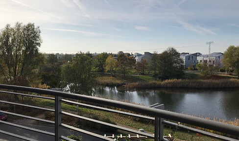 Bright, architecturally interesting apartment on Mühlendorfseeteich in Teltow