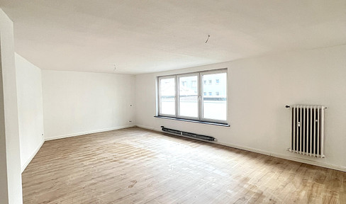 4ZKB mit Dachterrasse direkt am Rathaus. Frisch saniert mit neuem Bad und inviduellem Grundriss