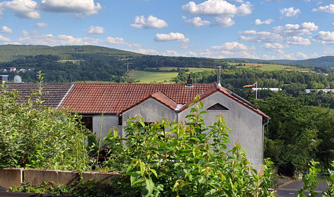 2,5 Zimmer Untergeschosswohnung mit Terrasse und Gartenstreifen